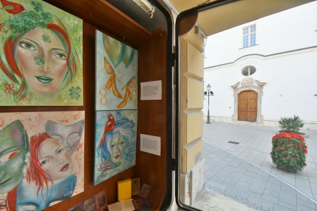 Tiszta színből, szeretettel – Márfy Gabriella festőművész kiállítása a Fő utcán